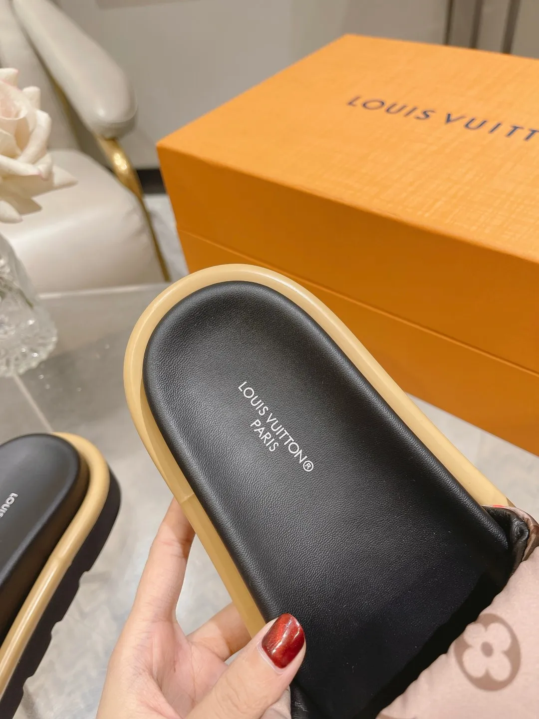 👟👟Ex-factory price 360👟👟 Lvjia brand | ²⁰²5 𝐬𝐬 💛2025 spring and summer latest popular Velcro series...Couple style thick-soled slippers, new rare products at the purchasing level💫 🍒This style is the favorite of celebrities🌟big internet celebrities. A simple and elegant sandal. A good style that you can't take your eyes off at a glance! The thick sole has the effect of increasing the height of the feet. It has the function of elongating the legs immediately. It is exquisite and low-key luxury✔️ No matter it is paired with skirts or trousers, it is super aura🛍 ━━━━━ ЅᏇєєt ━━━━━ ▪️Upper: LV old floral fabric ▪️Outsole: original molded outsole ▪️Shoe size: 35-45